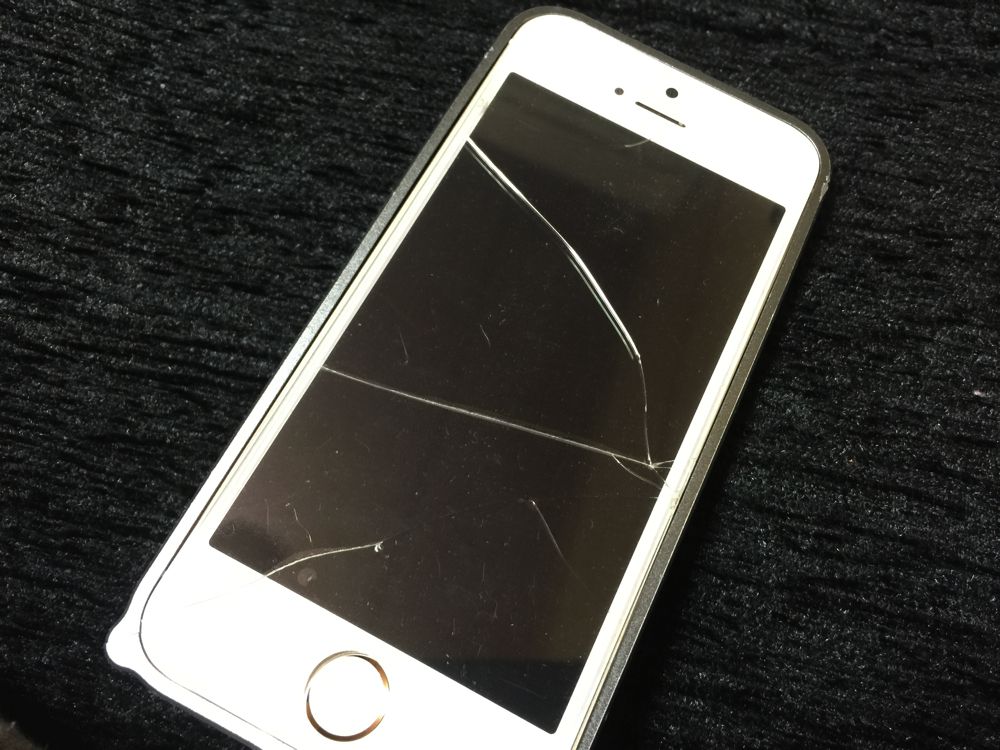iPhone_Glass_Broken1